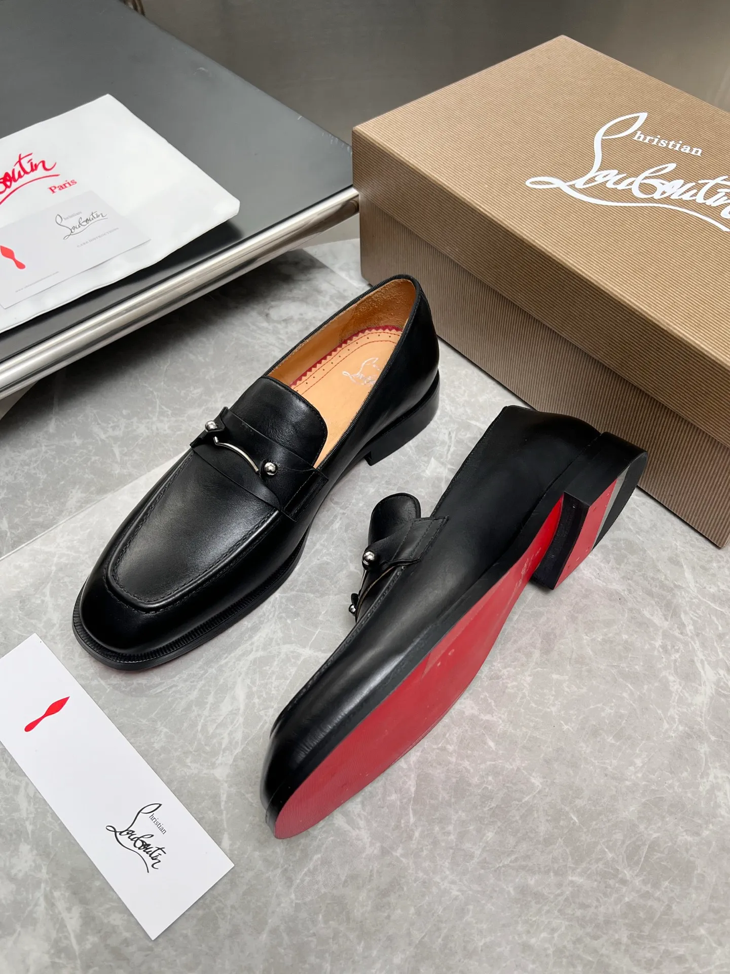 [CL red sole] Top P: 900💰 Number of yards: 39~44 (38.4546. Customized, non-refundable) CL new men's formal shoes Loaf leather shoes Christia* Loubouti* red sole shoes The red sole is luxurious and elegant, reshaping the style boundary of casual formal wear. It is extremely innovative in material selection, and creates a rich visual and tactile experience through the collision of different materials! Made of top-grade calfskin/glossy patent leather/spliced ​​technical fabric in contrasting colors. The upper is stitched by hand with fine and even stitching. It is based on the square-toe loafer shoe shape, with neat and elegant lines, which fits the toughness of men's wear. The upper is embellished with metal rivets, injecting individual details into classic loafers, breaking the mediocrity of casual shoes, and giving a concrete expression of "low-key luxury". From the original color/red cowhide lining inside the shoe to the instantly recognizable red sole, the "red sole" is not only the brand's visual identity, but also a "luxury codeword" when walking. The red sole exposed inadvertently conveys taste and identity instantly. From the innovative splicing of materials, to the personalized fusion of design, to the ingenious inheritance of craftsmanship, the Christian Louboutin men's loafer series is not only a pair of casual shoes, but also a "yuppie style" dressing weapon for men. Whether it is a casual business meeting or a casual look for daily travel, it can help you become a unique and stylish man in every occasion with its "red Loaf" attitude.